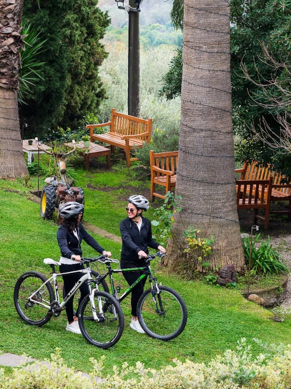 giro in bici per la tenuta di Monaci delle Terre Nere